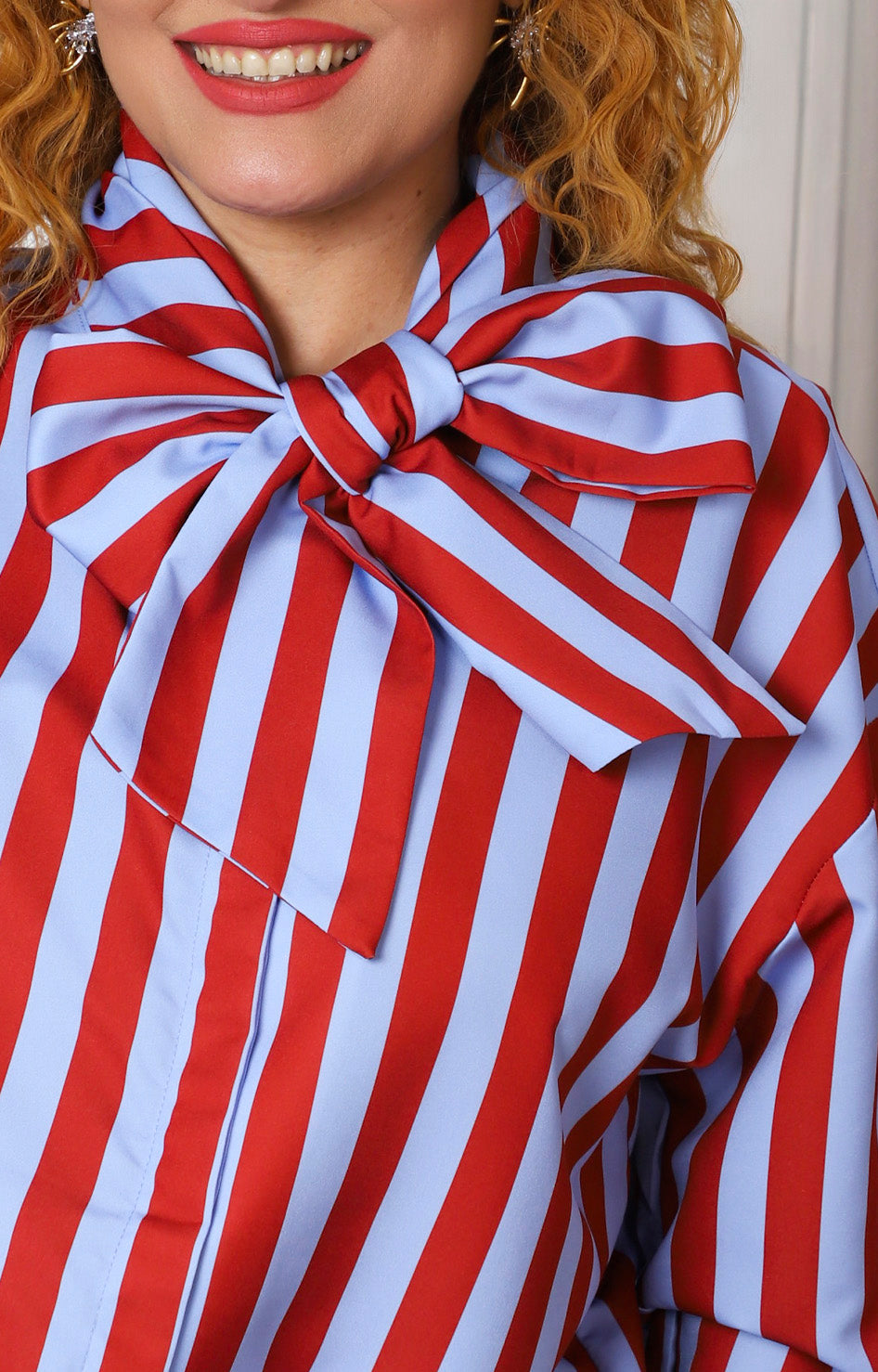 Blusa satinada con rayas y lazo