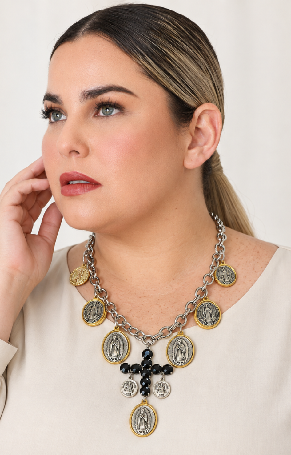 Collar de acero plateado con medallones y cruz