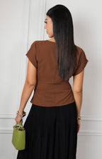 Blusa café con hebilla dorada