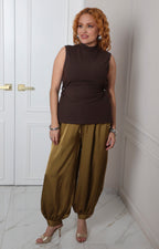 Blusa sin mangas de cuello alto de la marca Boutiquemirel, estilo regular, en color neutro, vista frontal.