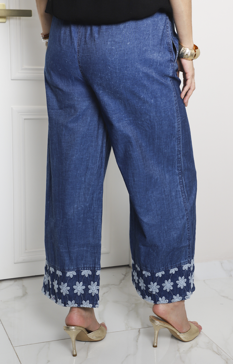 Pantalón ancho de mezclilla con bordado floral