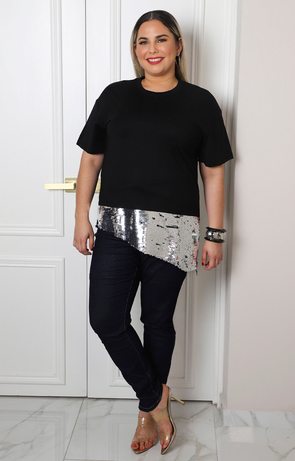 Blusa negra asimétrica de Boutiquemirel con bajo texturizado, diseño curvy