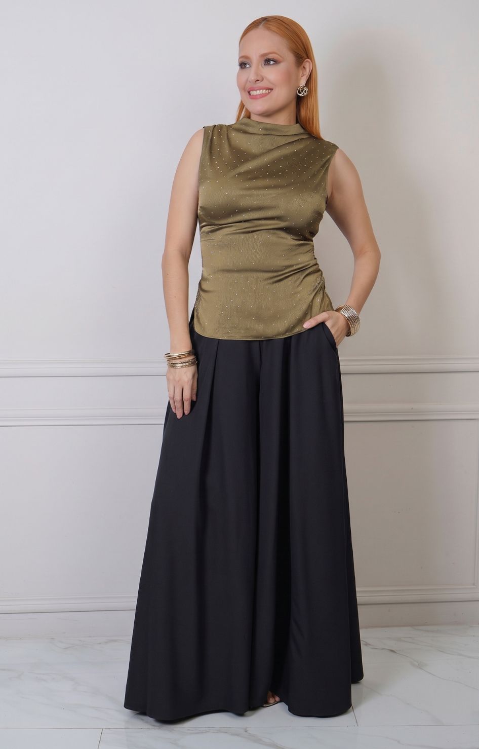 Pantalón amplio de corte regular en color neutro, marca Boutiquemirel, con tela suave y diseño cómodo para uso diario.