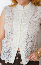 Blusa de encaje con broches orientales