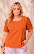 Blusa con manga de guipur de la marca IRE, diseño curvy, muestra detalles del tejido y estilo elegante en color neutro
