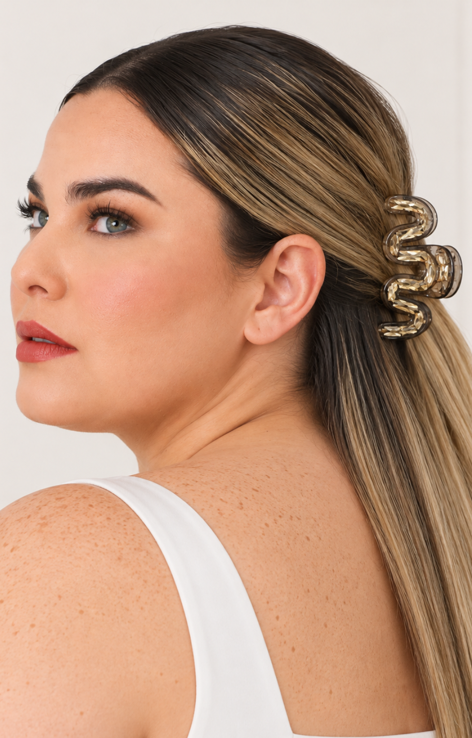 Pinza para cabello café de la marca Boutiquemirel, herramienta para peinar y sujetar el cabello con estilo.