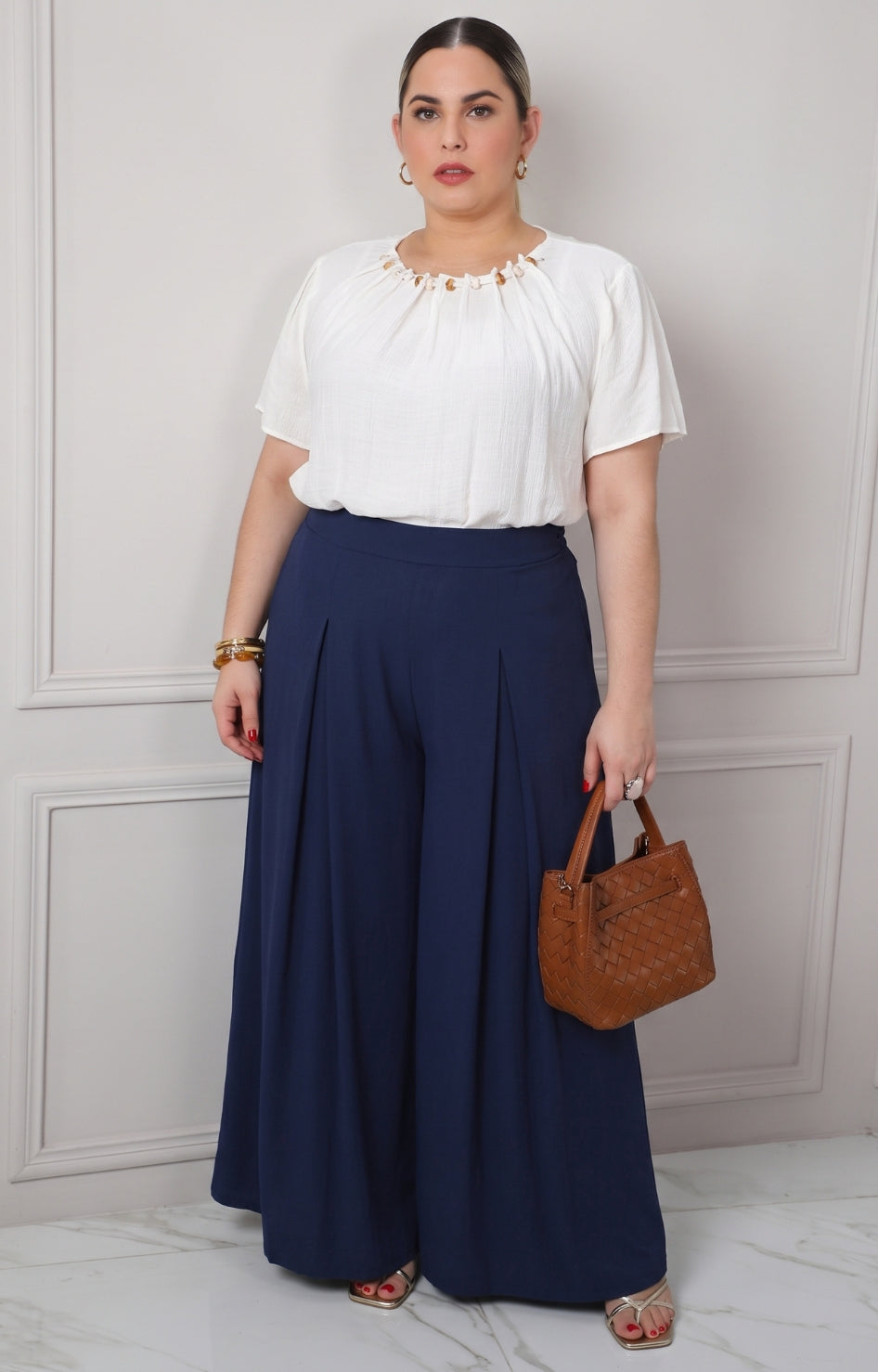 Pantalón wide leg Boutiquemirel PANTALON CURVY de corte amplio en tela suave y elegante, vista frontal en color neutro