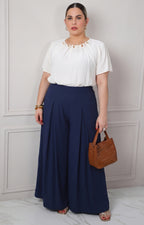Pantalón wide leg Boutiquemirel PANTALON CURVY de corte amplio en tela suave y elegante, vista frontal en color neutro