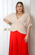 Blusa beige con cuello en V y fruncido