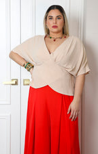 Blusa beige con cuello en V y fruncido
