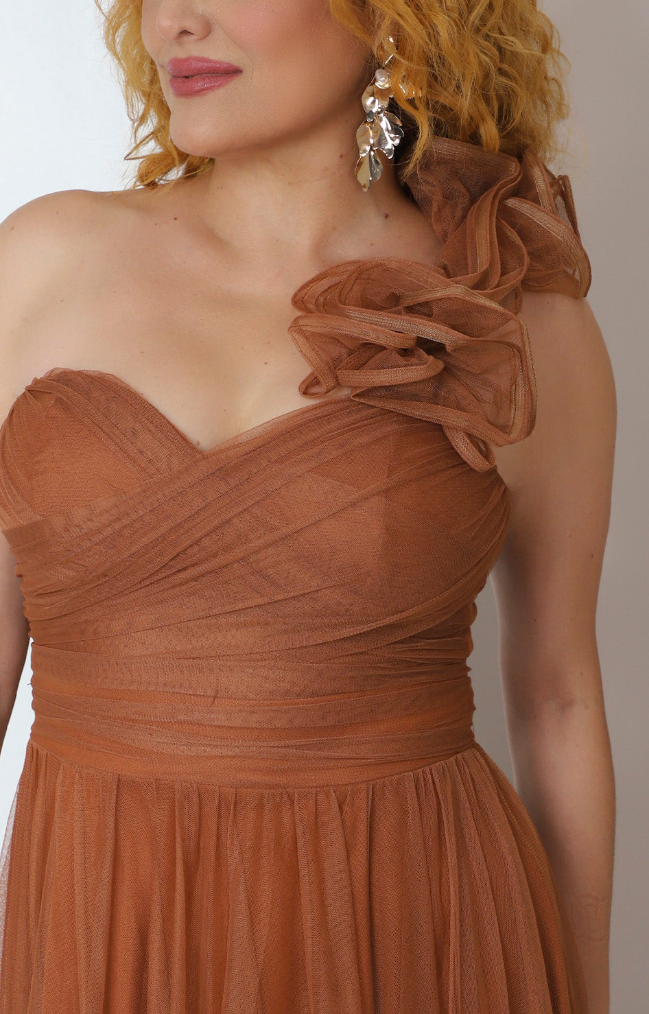 Vestido largo un hombro con tul drapeado de la marca Boutiquemirel, diseño elegante y moderno en color neutro.