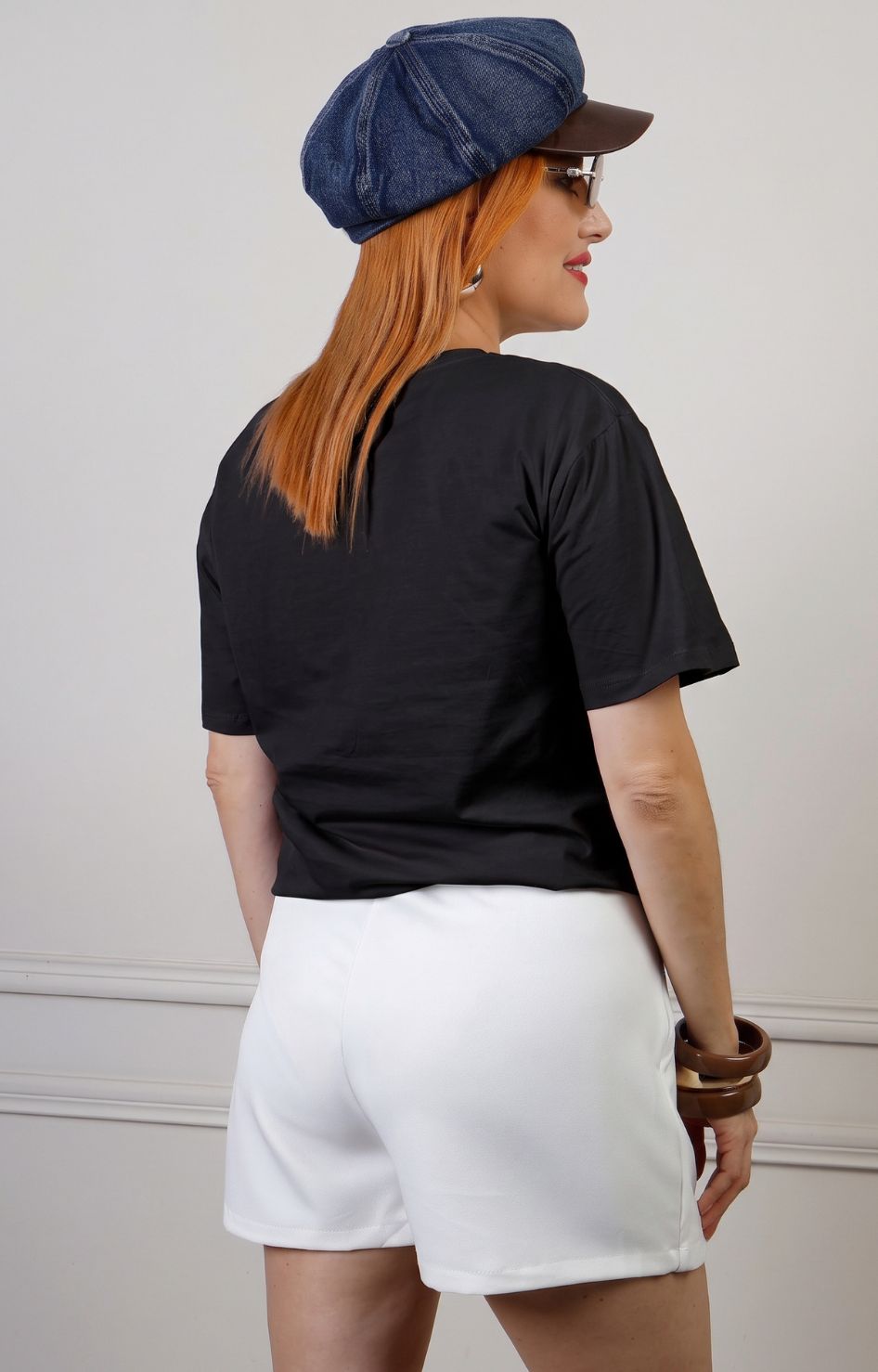 Blusa regular de Boutiquemirel con estampado gráfico de perro, hecha de tela ligera y cómoda, con diseño moderno y color vibrante.