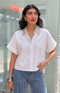 Blusa blanca con aplicaciones de brillos
