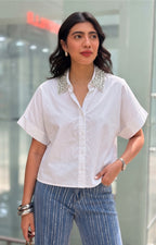 Blusa blanca con aplicaciones de brillos