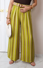 Pantalón regular a rayas con cinturón de la marca Boutiquemirel, mostrando el diseño de rayas y la hebilla del cinturón.