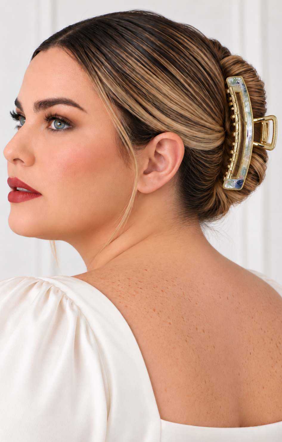 Pinza para cabello dorada de la marca Boutiquemirel, con diseño elegante y cierre fuerte para peinados.