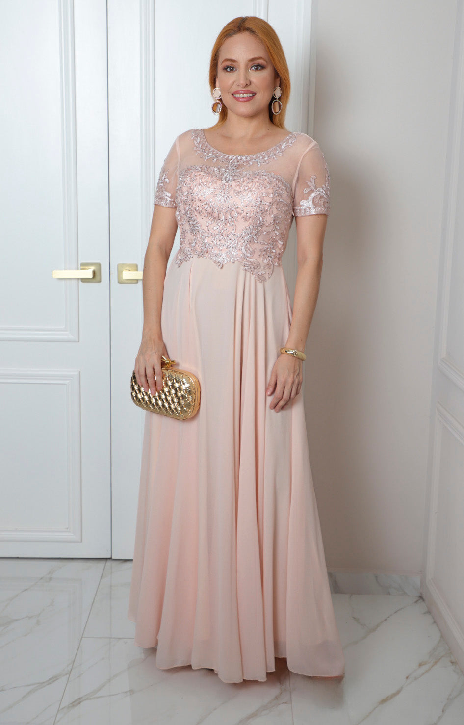 Vestido largo elegante con encaje bordado