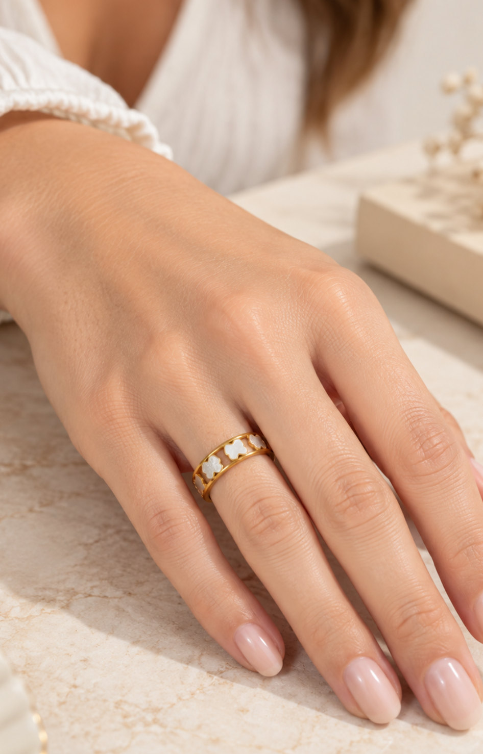 Anillo dorado con florecitas blancas