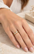Anillo dorado con florecitas blancas