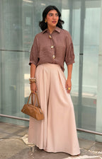 Blusa camisera con mangas globo y botones dorados