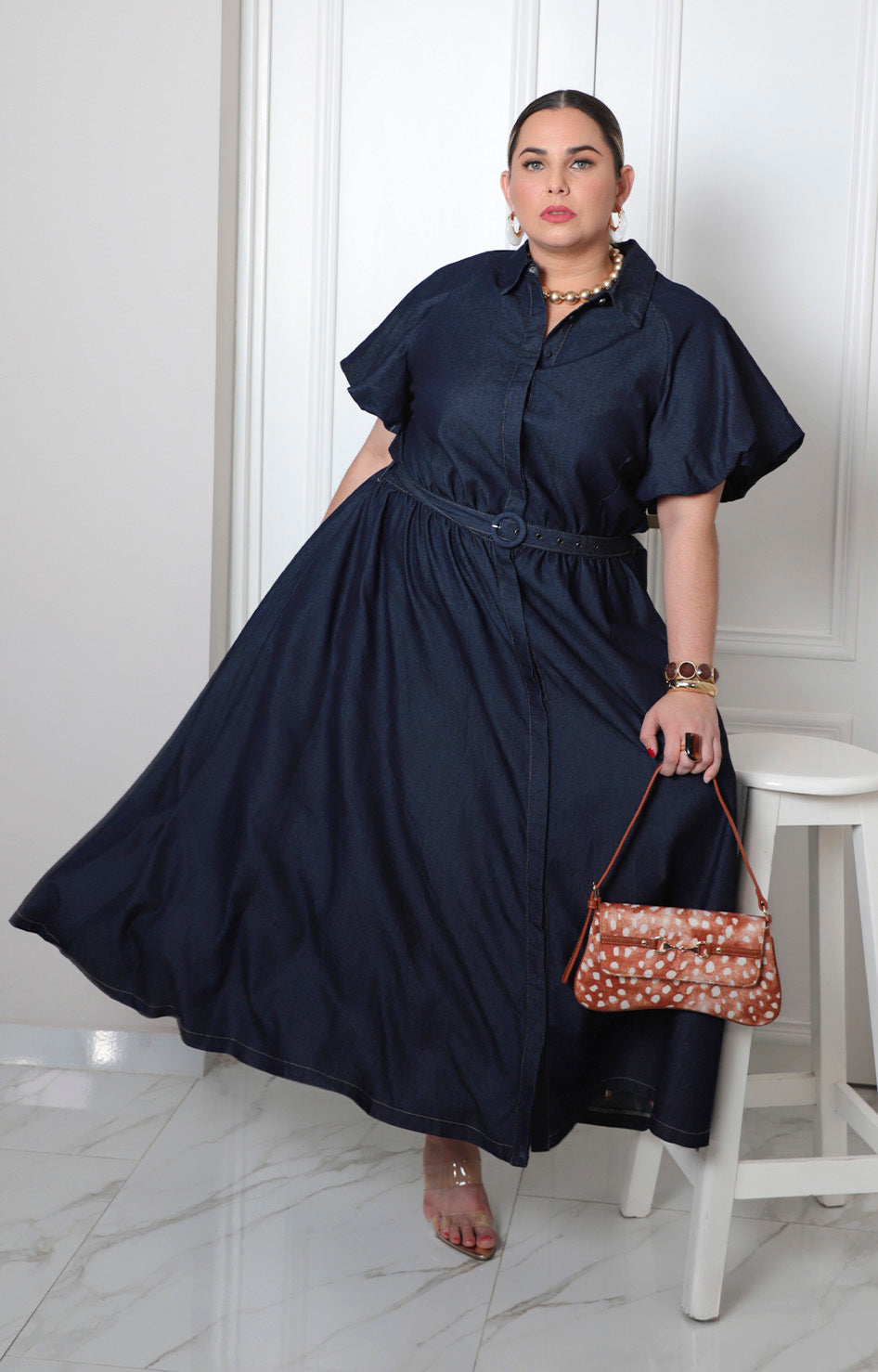 Vestido corto curvy de mezclilla Boutiquemirel con cinturón, mostrando el diseño ajustado y detalles del tejido denim.