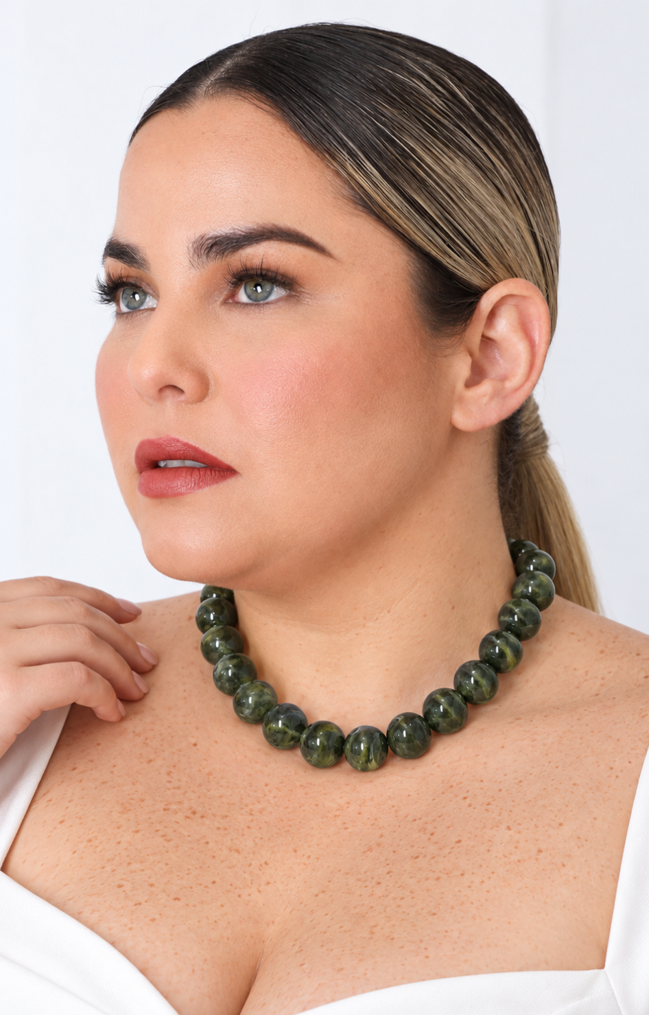 Collar llamativo de cuentas esféricas