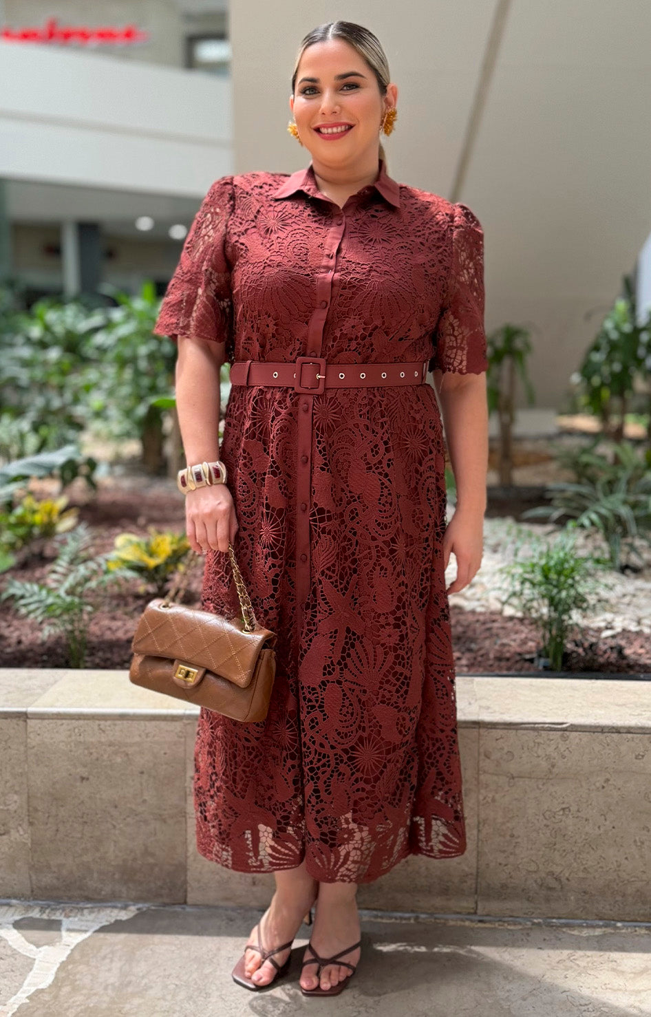 Vestido de guipur con cinturón