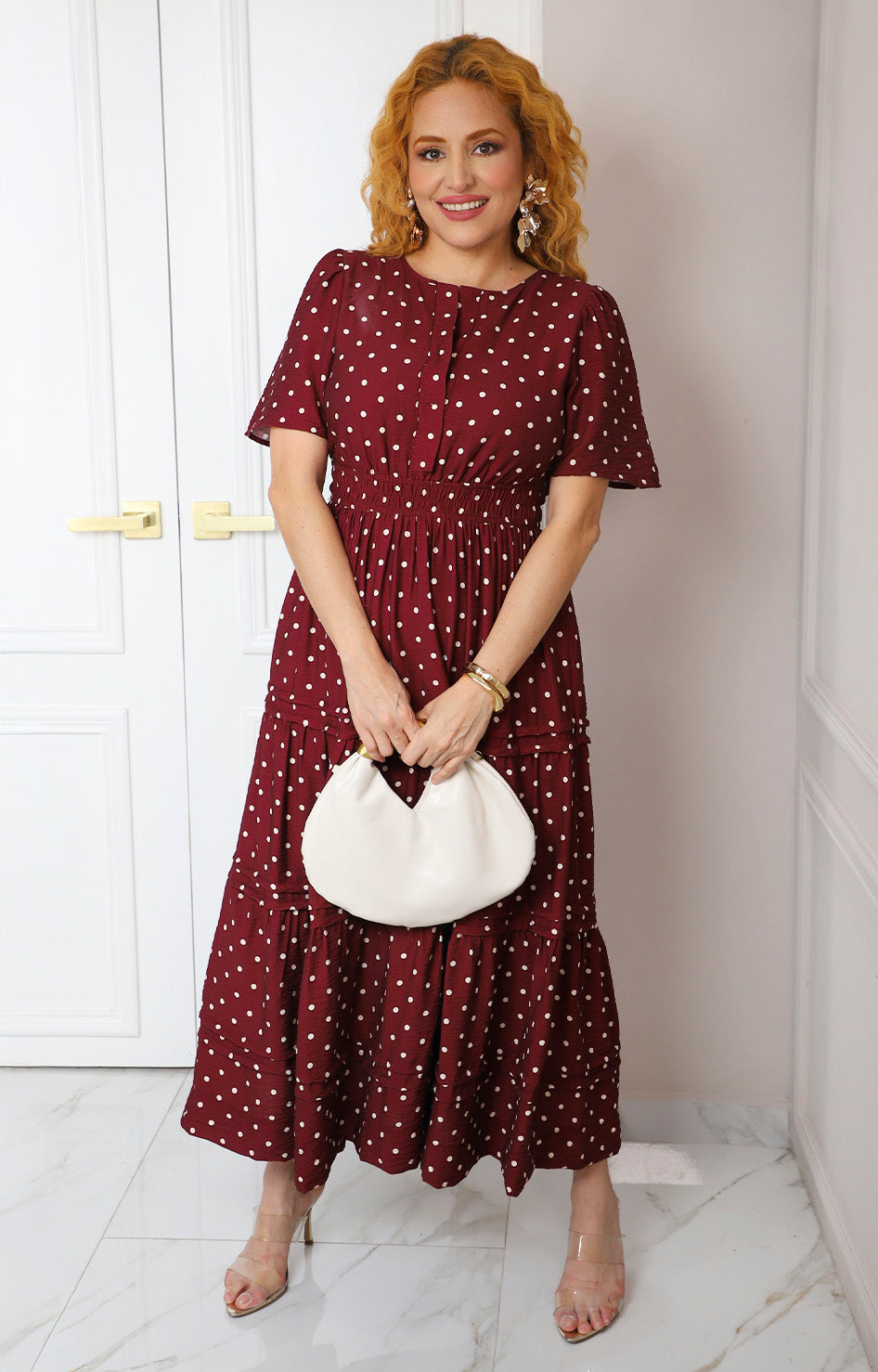 Vestido largo vino a lunares con escote en V