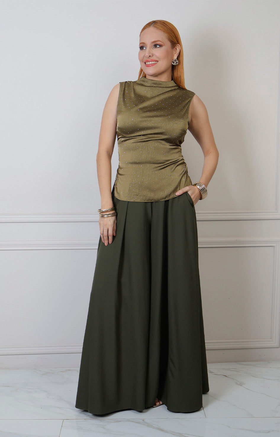 Pantalón amplio de estilo regular de la marca Boutiquemirel, con corte cómodo y tejido suave en color neutro.