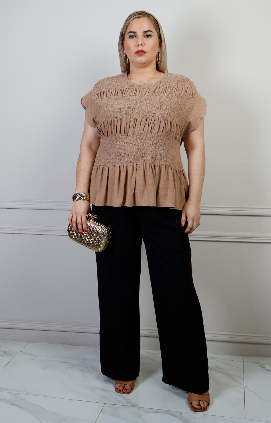 Blusa beige texturizada con smocking para curvy de la marca Boutiquemirel, vista frontal sobre fondo neutro