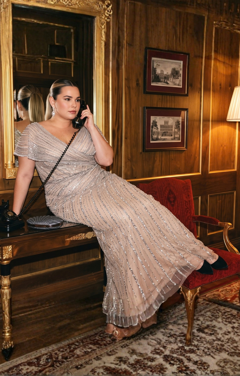 Vestido gris con aplicaciones de brillos