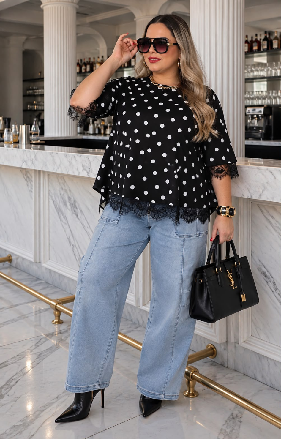 Blusa curvy con lunares y detalles de encaje en color blanco y negro, de la marca Boutiquemirel.