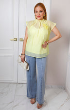 Blusa amarilla con cuello plisado y flor 3D