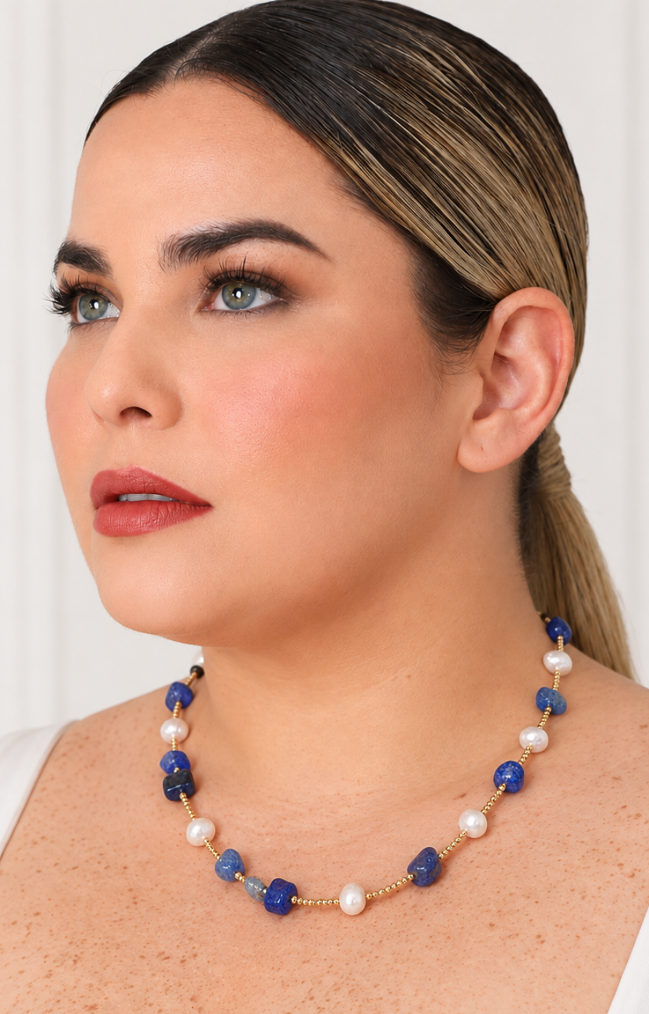 Collar de piedra natural multicolor Boutiquemirel con cuentas de tonos variados y diseño artesanal