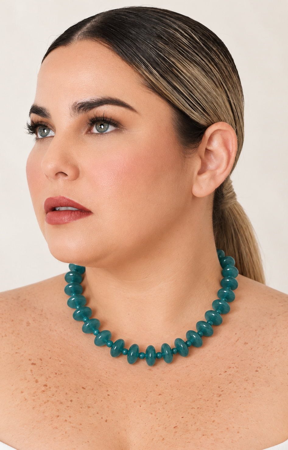 Collar llamativo de cuentas redondas