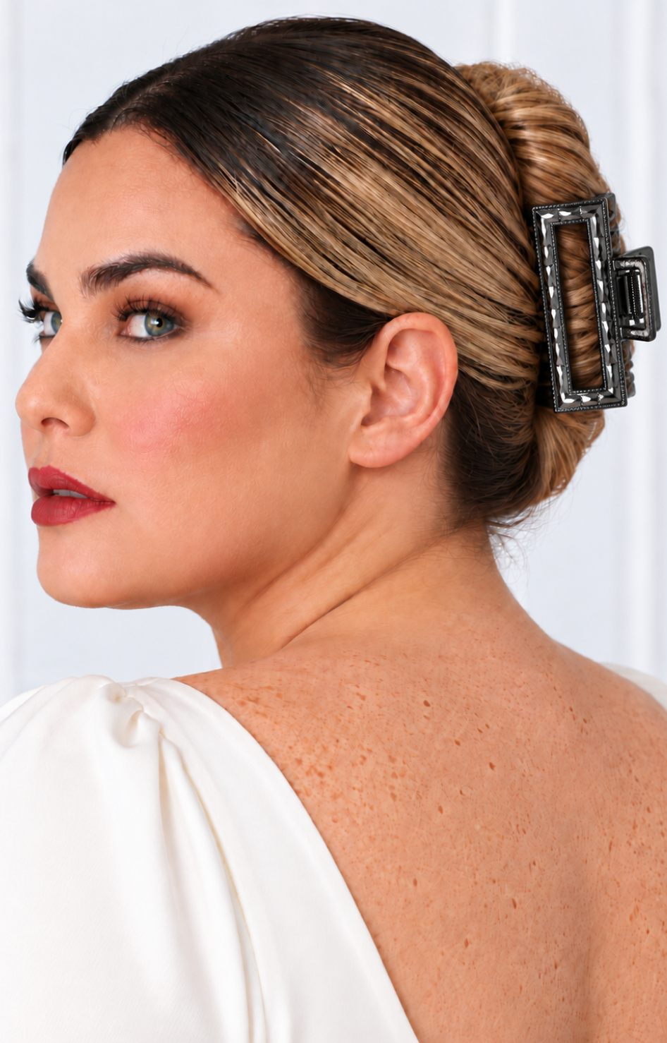 Pinza para cabello dorada con pedrería de marca Boutiquemirel, con detalles brillantes y diseño elegante para peinados.