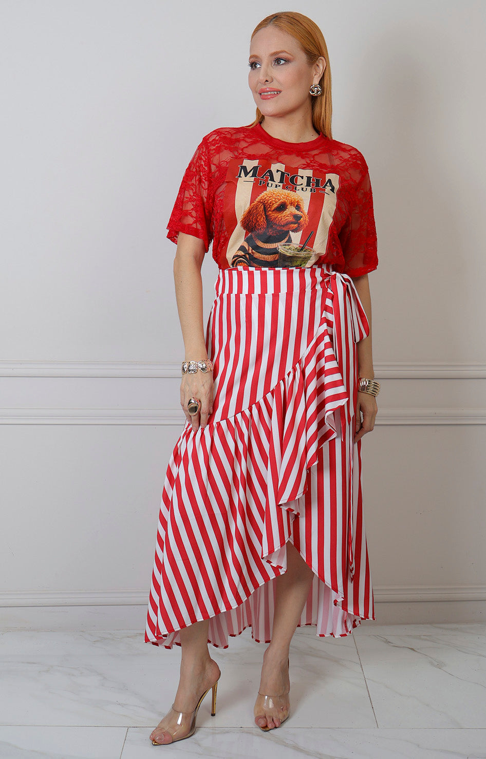 Falda roja a rayas con olanes Boutiquemirel, diseño regular y detalles visibles en la prenda