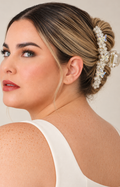 Pinza para cabello plateada con pedrería de la marca Boutiquemirel, diseñada para sujetar y decorar el peinado.