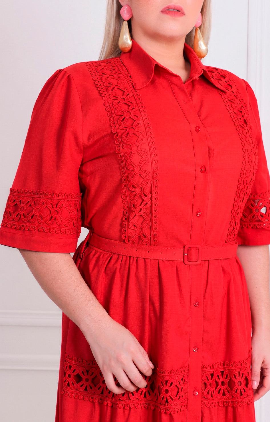 Vestido rojo con guipur y cinturón