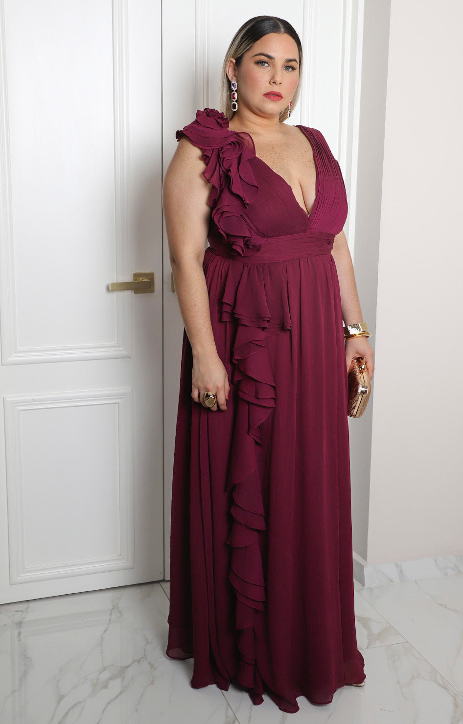 Vestido largo con escote en V y olanes laterales