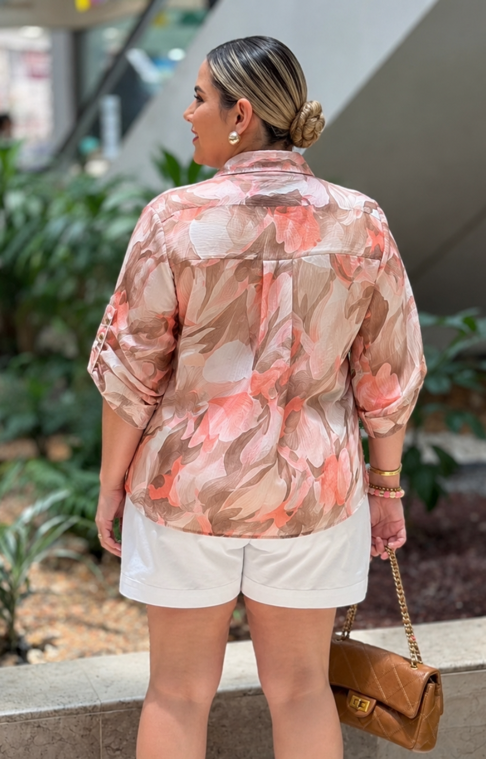 Blusa estampada con botones decorativos
