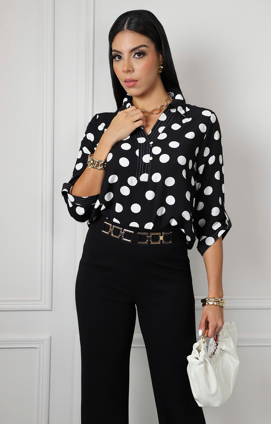 Blusa negra estampada con polka dots