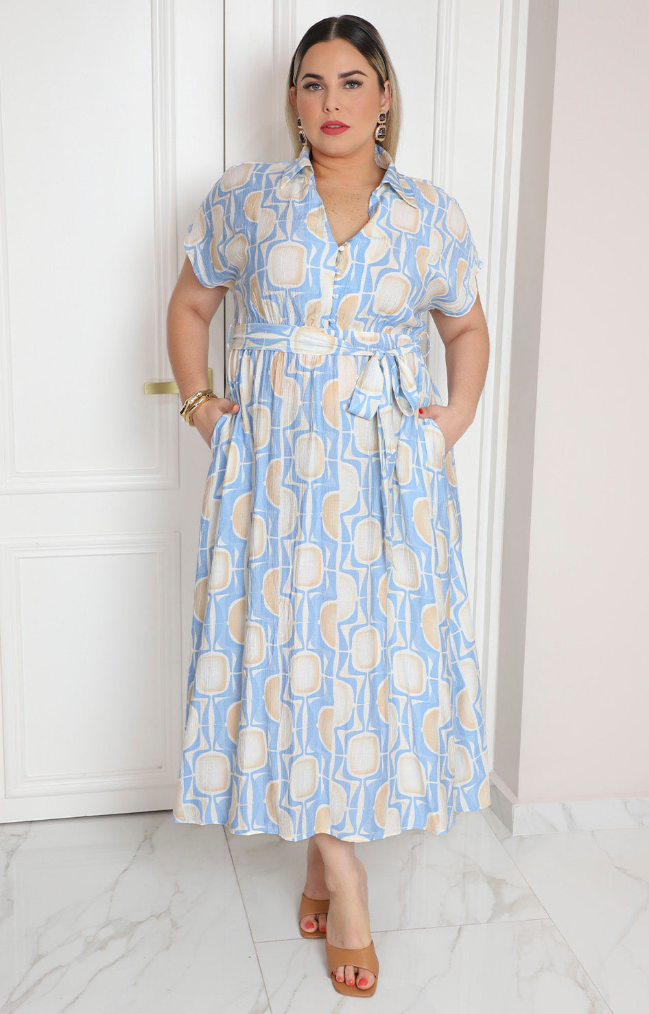 Vestido con estampado geométrico y cinturón