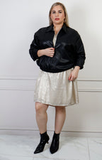 Chamarra negra de cuello alto con cierre de la marca Boutiquemirel, chaqueta curvy con diseño ajustado y cierre frontal.