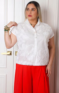 Blusa camisera blanca con encaje floral