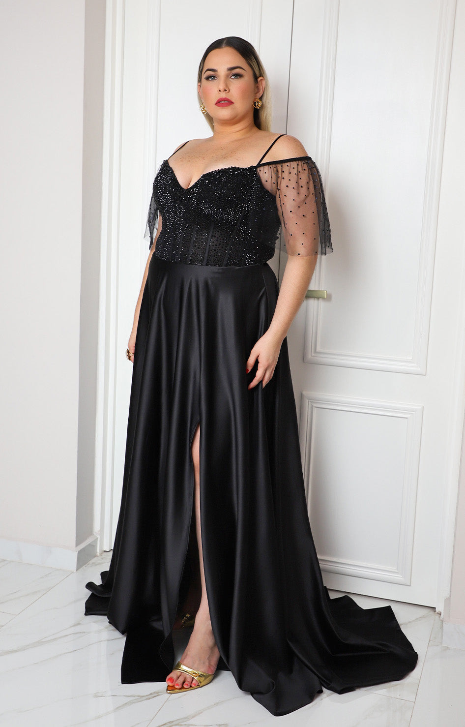 Vestido largo negro con pedrería y tul