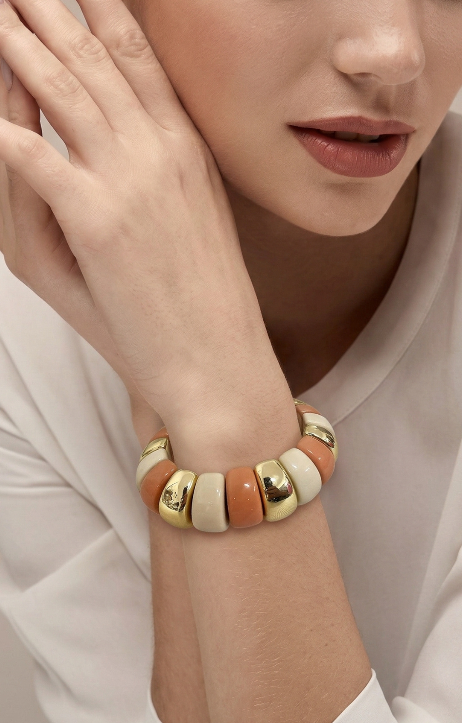 Pulsera Elástica con Detalles en Oro y Beige - PULSERA Boutiquemirel 