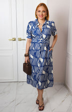 Vestido camisero con estampado geométrico azul