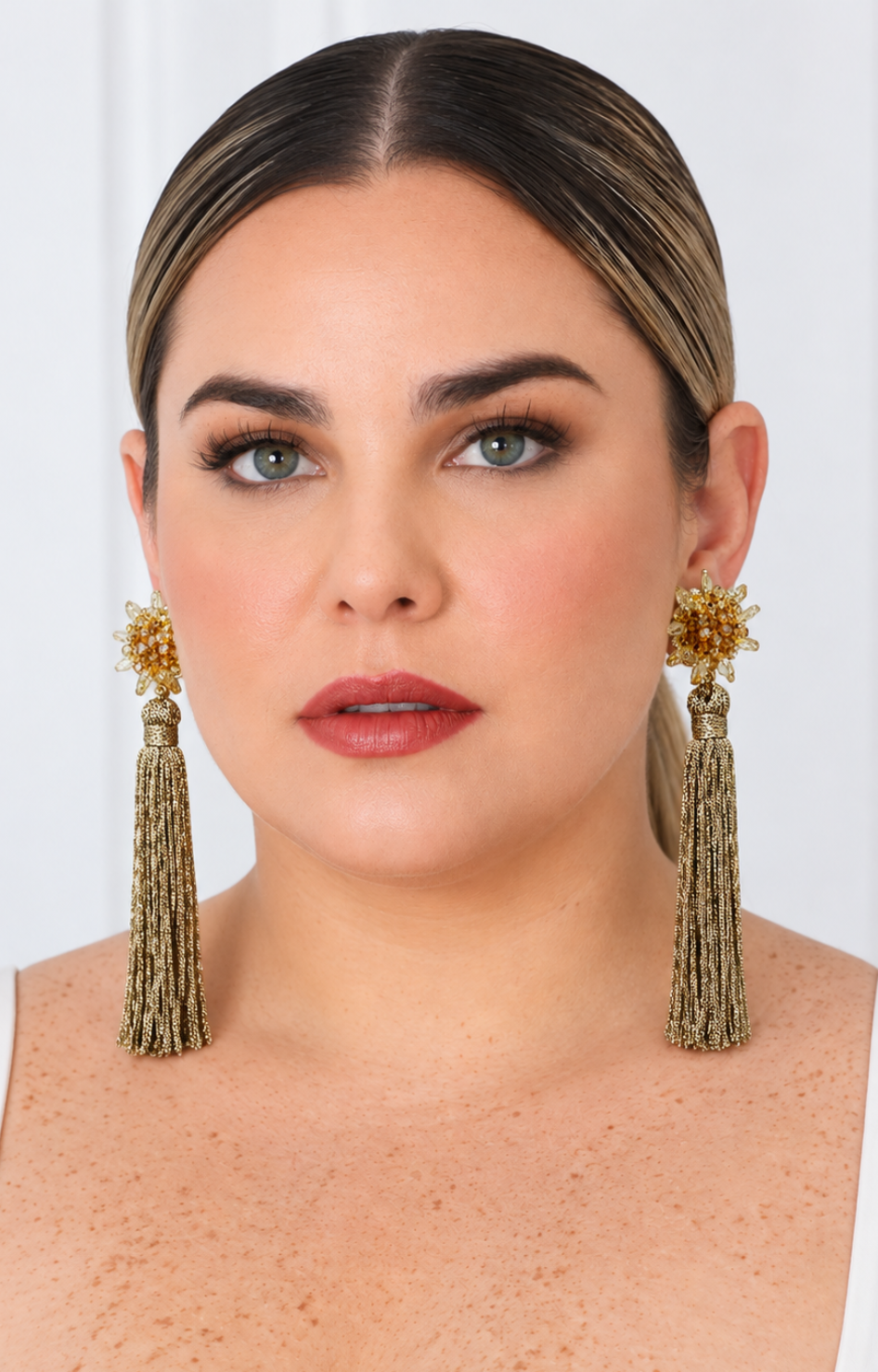 Aretes colgantes de flecos con flor