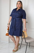 Vestido corto azul estilo camisero con cinturón